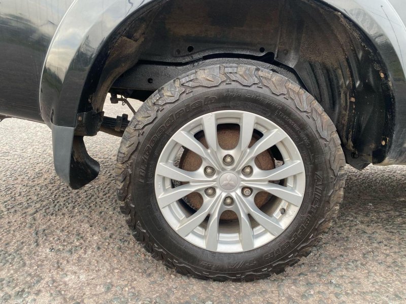 MITSUBISHI L200
