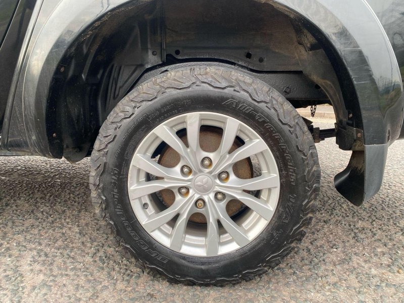 MITSUBISHI L200