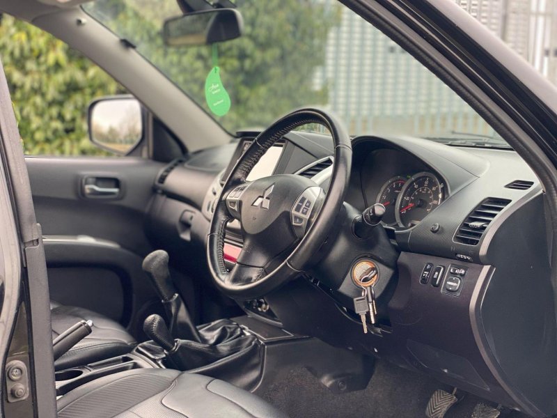 MITSUBISHI L200